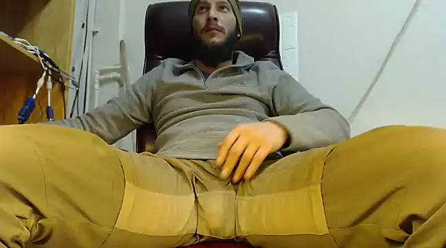 Snapshot of hardbigcock16 chatting on 01.22.25 hardbigcock16 online show from 01.22.25