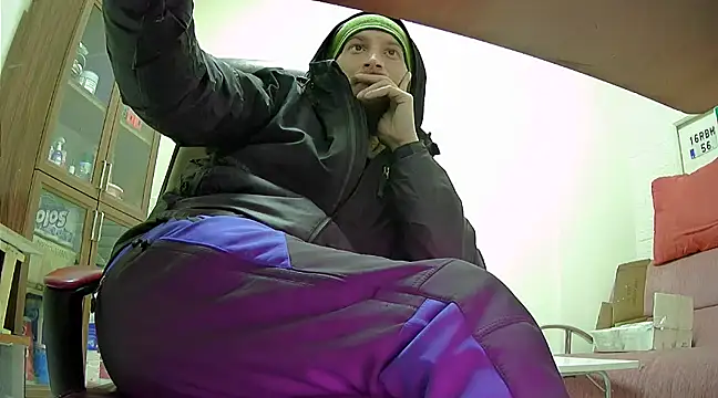 Snapshot of hardbigcock16 chatting on 02.13.25 hardbigcock16 online show from 02.13.25