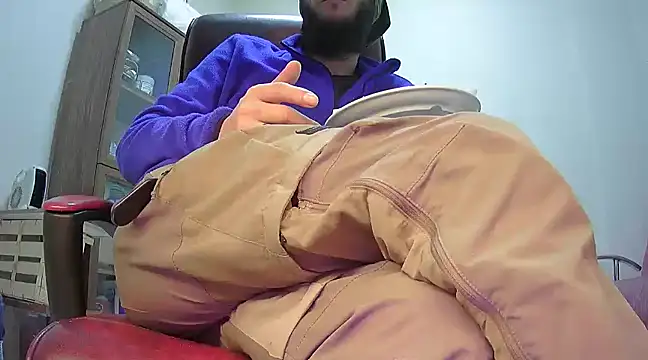 Snapshot of hardbigcock16 chatting on 02.15.25 hardbigcock16 online show from 02.15.25