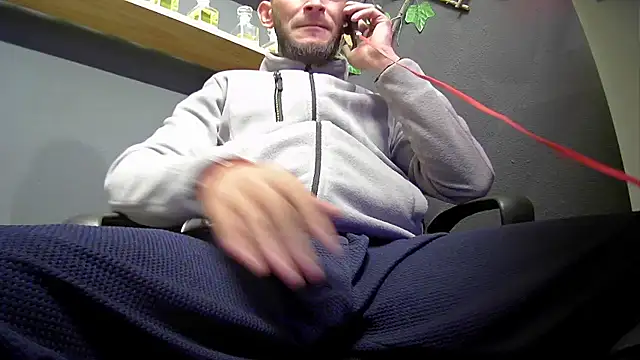 Snapshot of hardbigcock16 chatting on 10.16.25 hardbigcock16 online show from 10.16.25