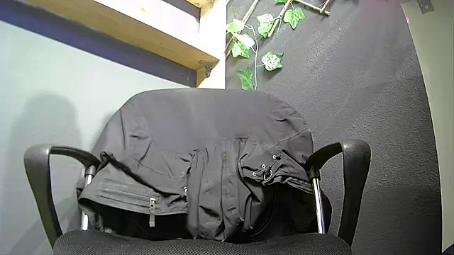 Snapshot of hardbigcock16 chatting on 10.18.25 hardbigcock16 online show from 10.18.25