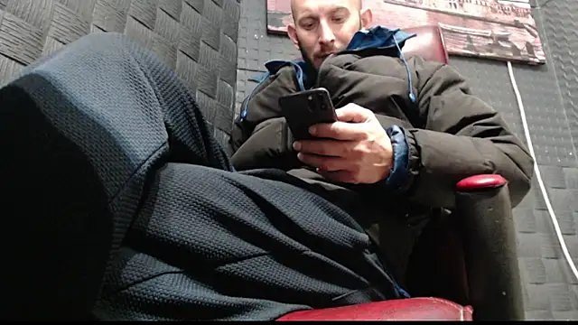 Snapshot of hardbigcock16 chatting on 11.25.25 hardbigcock16 online show from 11.25.25