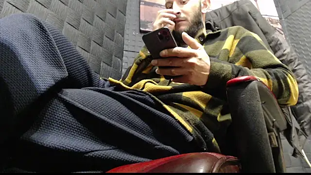 Snapshot of hardbigcock16 chatting on 11.26.25 hardbigcock16 online show from 11.26.25