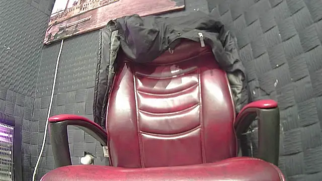 Snapshot of hardbigcock16 chatting on 12.01.25 hardbigcock16 online show from 12.01.25