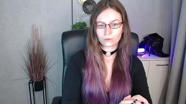 emmaxDelight online show from 10.28.25