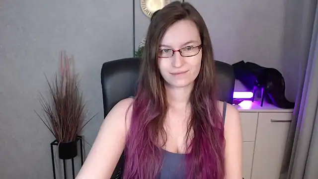 Snapshot of emmaxDelight chatting on 12.17.25 emmaxDelight online show from 12.17.25