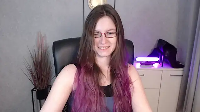 Snapshot of emmaxDelight chatting on 12.23.25 emmaxDelight online show from 12.23.25