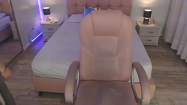 Snapshot of zoe_jones13 chatting on 12.19.25 zoe jones13 online show from 12.19.25