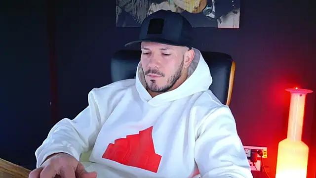 Snapshot of AngeloEric chatting on 12.06.24 AngeloEric online show from 12.06.24