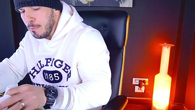 Snapshot of AngeloEric chatting on 01.28.25 AngeloEric online show from 01.28.25