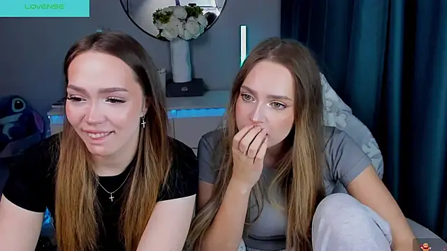 Snapshot of YaraKroft_ chatting on 12.16.25 YaraKroft online show from 12.16.25