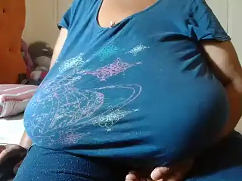 Snapshot of tinagiant chatting on 01.24.25 tinagiant online show from 01.24.25