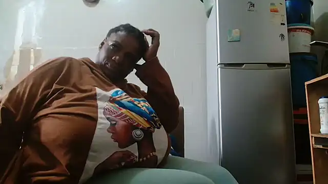 Snapshot of tinagiant chatting on 02.19.25 tinagiant online show from 02.19.25