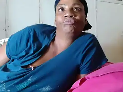 Snapshot of tinagiant chatting on 03.11.25 tinagiant online show from 03.11.25