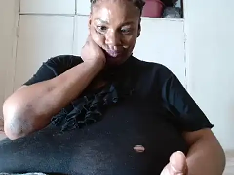 Snapshot of tinagiant chatting on 03.12.25 tinagiant online show from 03.12.25