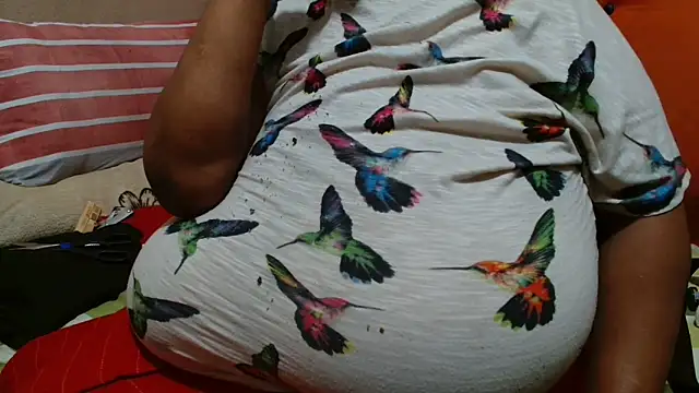 Snapshot of tinagiant chatting on 10.01.25 tinagiant online show from 10.01.25