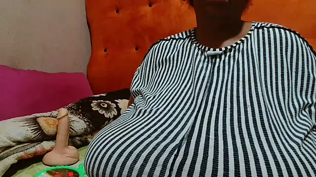 Snapshot of tinagiant chatting on 10.03.25 tinagiant online show from 10.03.25