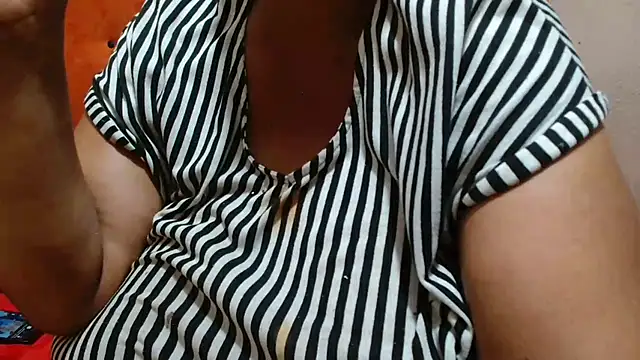 Snapshot of tinagiant chatting on 10.12.25 tinagiant online show from 10.12.25