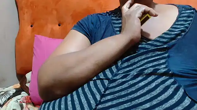 Snapshot of tinagiant chatting on 10.14.25 tinagiant online show from 10.14.25