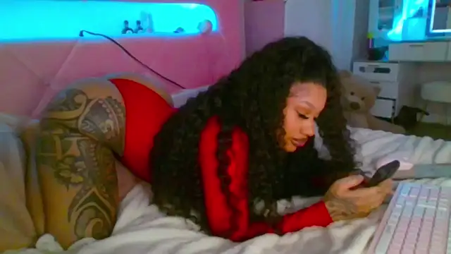 Snapshot of XenaIsland chatting on 04.04.26 XenaIsland online show from 04.04.26