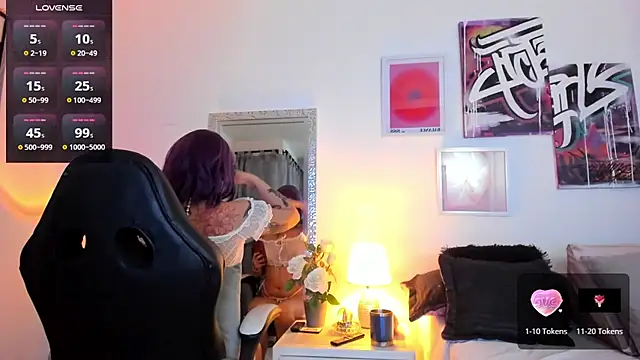 Snapshot of AnnieHuntters chatting on 12.05.24 AnnieHuntters online show from 12.05.24