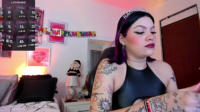 Snapshot of AnnieHuntters chatting on 12.27.24 AnnieHuntters online show from 12.27.24