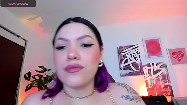 Snapshot of AnnieHuntters chatting on 01.08.25 AnnieHuntters online show from 01.08.25