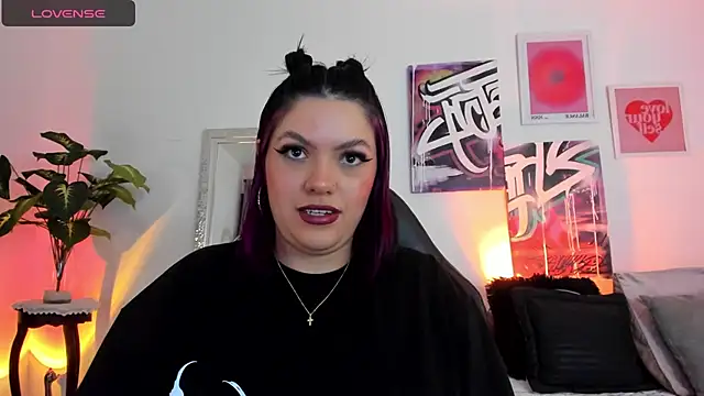 Snapshot of AnnieHuntters chatting on 01.09.25 AnnieHuntters online show from 01.09.25