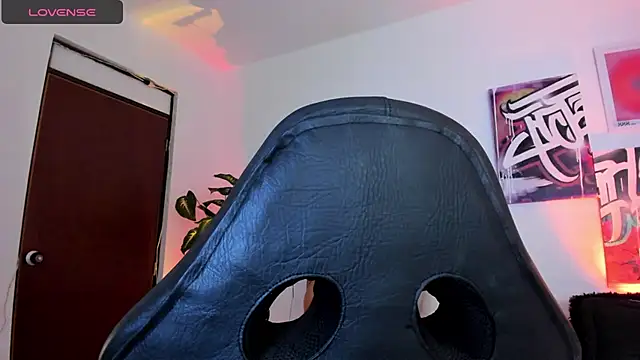 Snapshot of AnnieHuntters chatting on 01.19.25 AnnieHuntters online show from 01.19.25