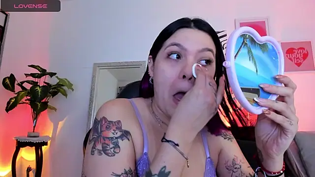 Snapshot of AnnieHuntters chatting on 01.27.25 AnnieHuntters online show from 01.27.25