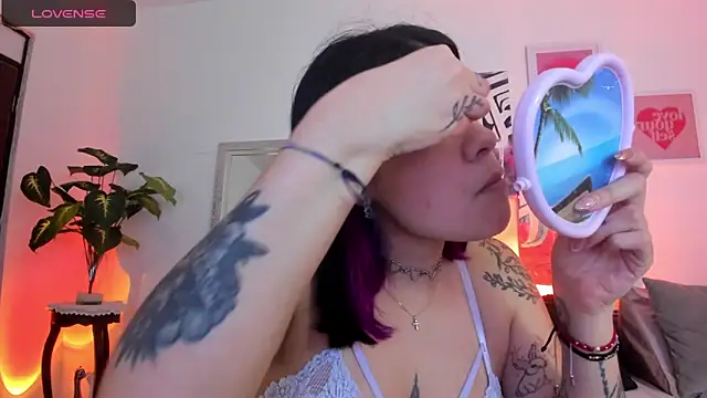 Snapshot of AnnieHuntters chatting on 02.07.25 AnnieHuntters online show from 02.07.25