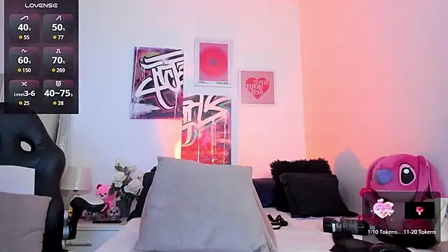 Snapshot of AnnieHuntters chatting on 02.12.25 AnnieHuntters online show from 02.12.25