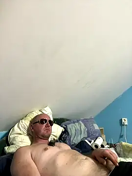 Snapshot of paul_daniel chatting on 12.16.25 paul daniel online show from 12.16.25