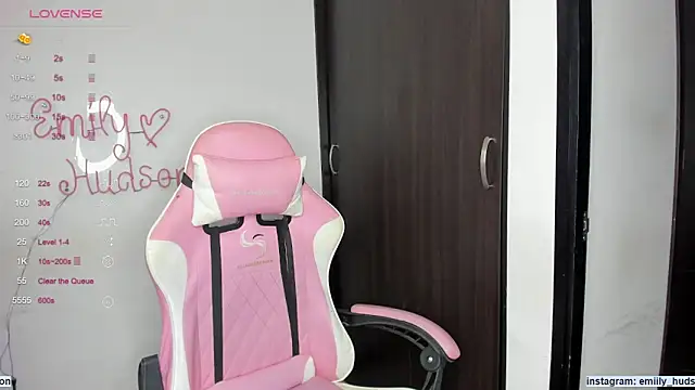 Snapshot of emily_huddson_ chatting on 12.10.24 emily huddson online show from 12.10.24