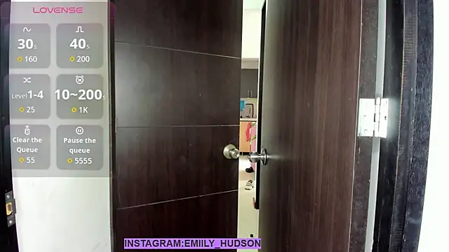 Snapshot of emily_huddson_ chatting on 10.03.25 emily huddson online show from 10.03.25