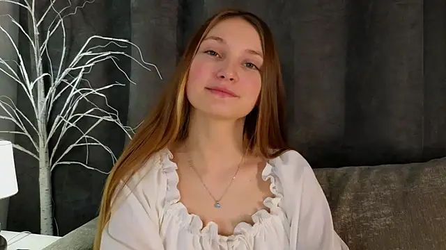 Snapshot of MonaEldon chatting on 01.18.25 MonaEldon online show from 01.18.25