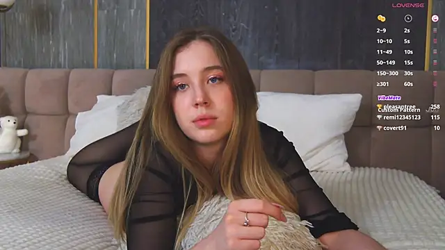 Snapshot of LoraineLuff chatting on 01.10.25 LoraineLuff online show from 01.10.25