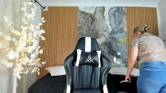 Snapshot of Danna_topless chatting on 05.16.26 Danna topless online show from 05.16.26