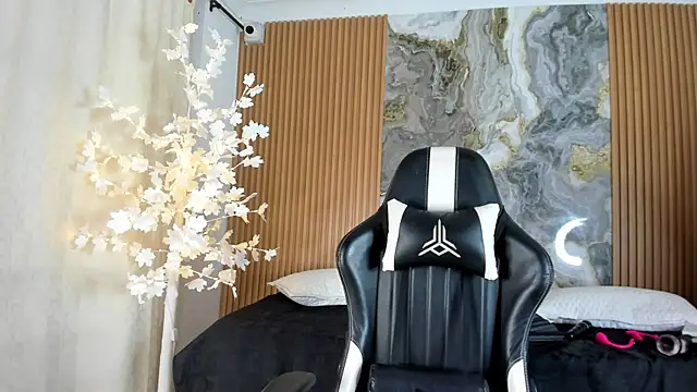Snapshot of Danna_topless chatting on 05.18.26 Danna topless online show from 05.18.26