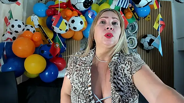 Snapshot of Danna_topless chatting on 06.15.26 Danna topless online show from 06.15.26