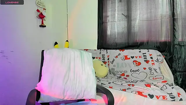 Snapshot of litle_mily_ chatting on 12.21.24 litle mily online show from 12.21.24