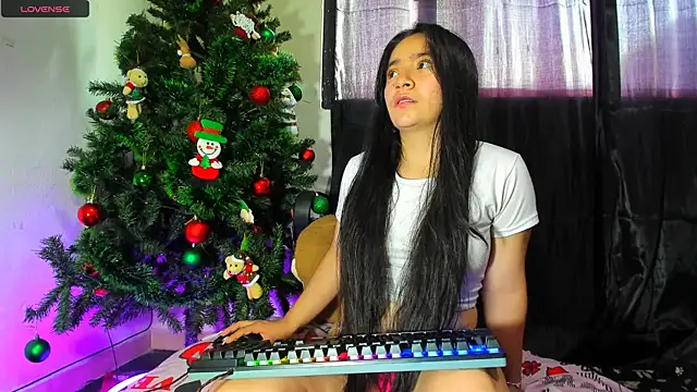 Snapshot of litle_mily_ chatting on 01.15.25 litle mily online show from 01.15.25