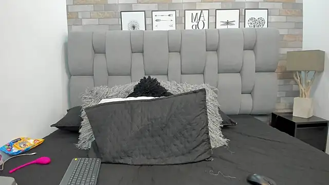 KariinaTaylor online show from 10.27.25