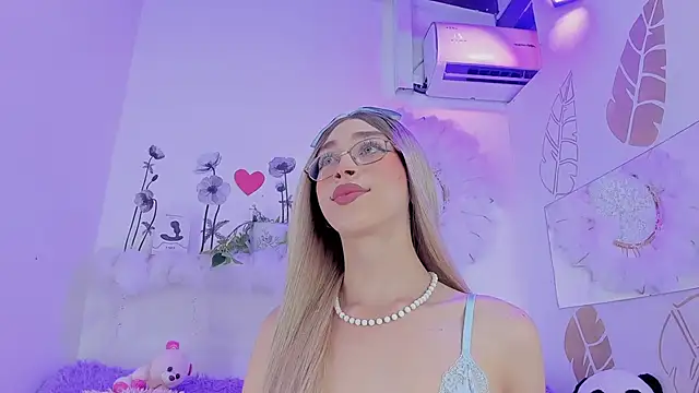 Snapshot of Ariadna_Evangeline chatting on 11.28.25 Ariadna Evangeline online show from 11.28.25