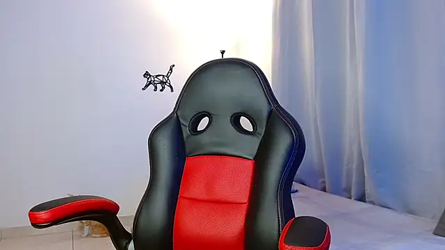 Snapshot of lous_g chatting on 01.06.25 lous g online show from 01.06.25