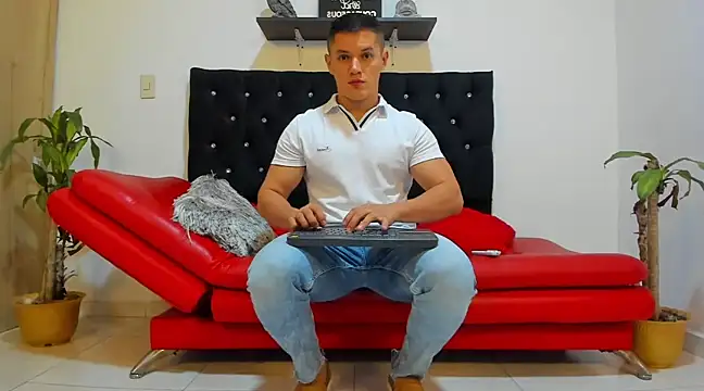 Snapshot of julian_wallace chatting on 02.14.25 julian wallace online show from 02.14.25