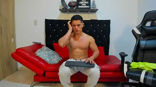 Snapshot of julian_wallace chatting on 03.17.25 julian wallace online show from 03.17.25