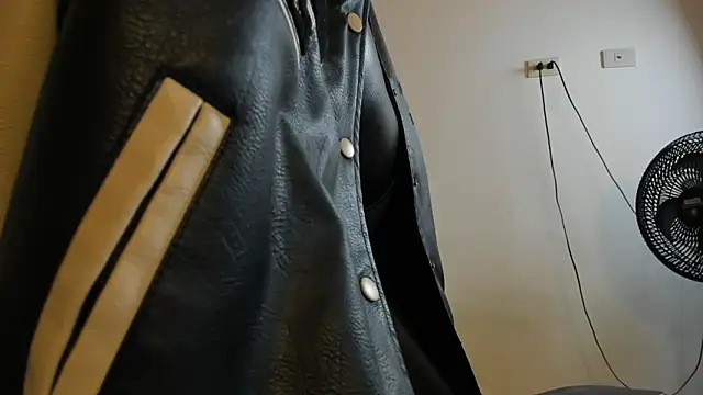 Snapshot of julian_wallace chatting on 10.17.25 julian wallace online show from 10.17.25
