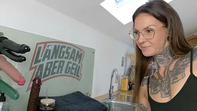 Snapshot of BrownieyQueen chatting on 09.12.25 BrownieyQueen online show from 09.12.25