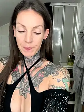 Snapshot of BrownieyQueen chatting on 11.05.25 BrownieyQueen online show from 11.05.25